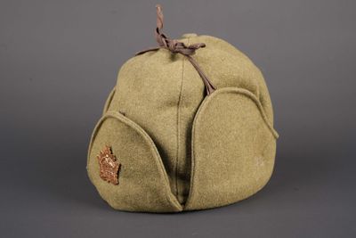 Bonnet canadien. En épais drap kaki.