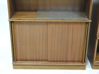 Paire de vitrines basses en bois exotique, ouvrant par deux … (photo 4)