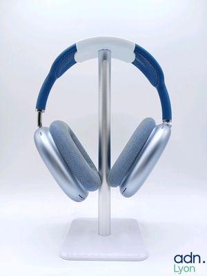 un casque audio posé sur un support, sur fond blanc