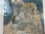 une peinture représentant une femme tenant un bébé dans ses bras
