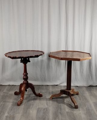 une paire de petites tables sur des socles, avec un rideau blanc en arrière-plan