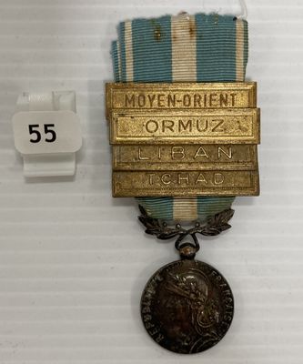 l'image d'une médaille entourée d'un ruban sur une surface blanche