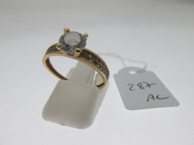 une photo d'une bague en diamant avec une étiquette de prix accrochée dessus