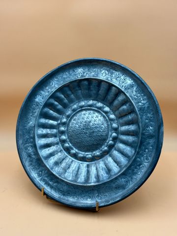 Plat à offrande à ombilic en étain repoussé et ciselé sur l’aile 