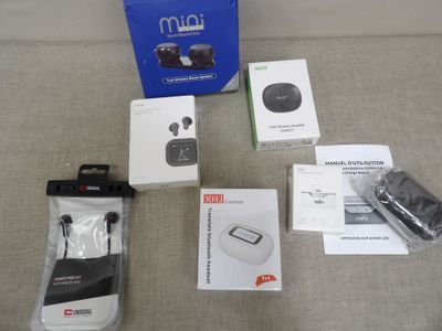 tout un tas d'objets qui traînent sur un canapé