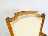 une chaise en bois avec une assise rembourrée beige
