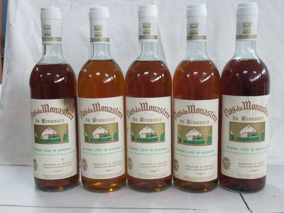 six bouteilles de whisky alignées sur une table