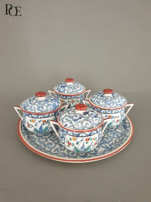 Petit service à crème en porcelaine à décor floral en réserv… - Photo 1