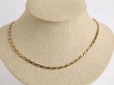 un collier à chaîne en or sur un mannequin mannequin mannequin mannequin mannequin mannequin mannequin mannequin mannequin mannequin