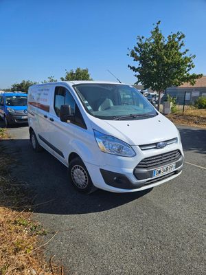 la camionnette blanche est garée sur le côté de la route