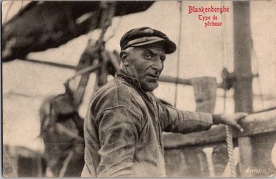 une photo en noir et blanc d'un homme tenant un poisson