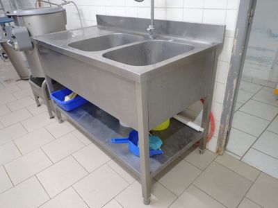 deux lavabos dans la salle de bains, avec une douche en arrière-plan