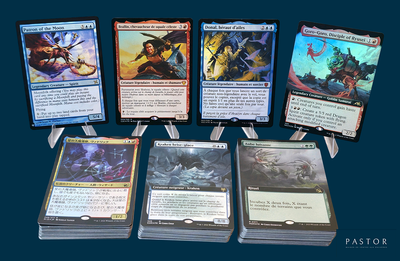 un lot de cartes posées sur une table