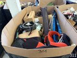 une boîte en carton remplie d'objets divers dans un garage