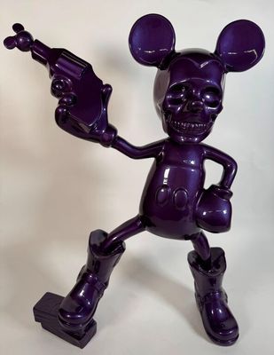 figurine violette de Mickey Mouse tenant un pistolet dans la main droite