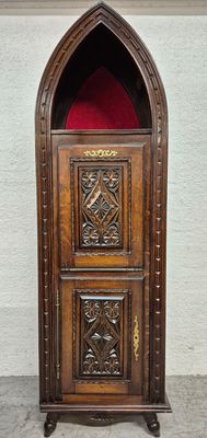 Meuble de style Néogothique formant secrétaire ouvrant par u…