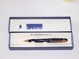 un stylo qui se trouve dans une boîte sur une table