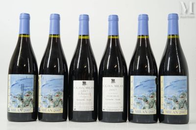 six bouteilles de vin sont alignées sur une table