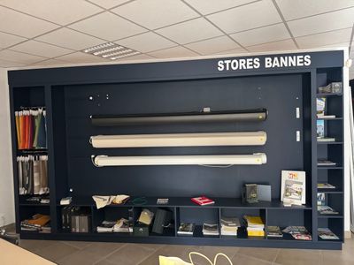 une pièce avec une étagère et une bibliothèque fixée au mur
