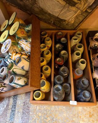 de nombreux types de vases différents dans une boîte en bois