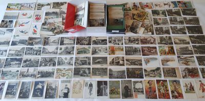 beaucoup de photos posées sur la table, à côté d'une boîte rouge