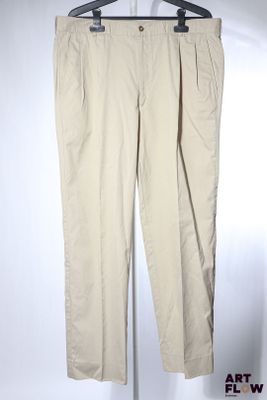 une photo d'un pantalon beige suspendu à un cintre
