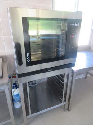 une image d'un four commercial dans une cuisine commerciale