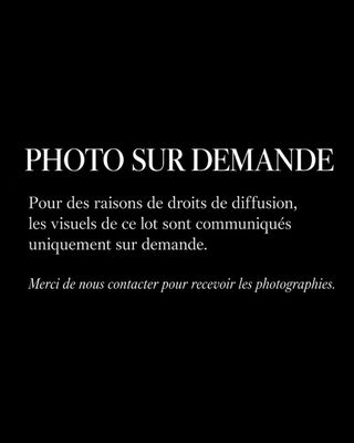 a black and white photo with the words photo sur demande
