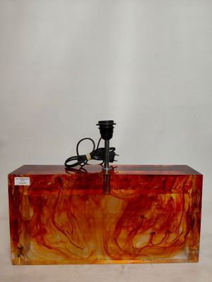 une lampe posée sur une table