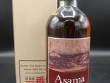 une bouteille de whisky japonais Asama à côté d'une boîte