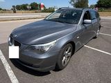 La voiture est garée sur le parking près de la route.