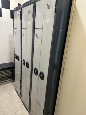 une rangée de casiers dans des toilettes publiques