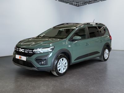 La voiture verte est garée dans le garage d'un immeuble.