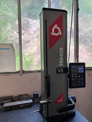 une machine posée sur une table dans une pièce