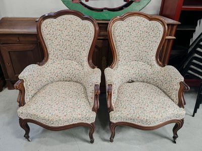 deux chaises assises l'une à côté de l'autre dans une pièce
