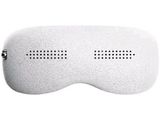 un masque pour les yeux blanc sur fond blanc