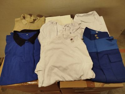 une boîte remplie de vêtements pour hommes posée sur une table