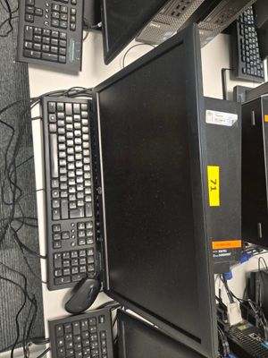 tout un tas de matériel informatique posé sur le bureau