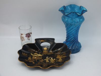 un vase bleu et un verre bleu posés sur une table