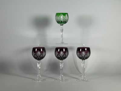 trois verres à vin posés les uns à côté des autres sur une table