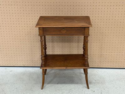 une vieille table en bois surmontée d'un tiroir