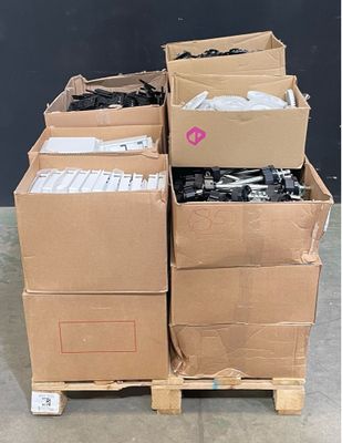 plusieurs cartons contenant des articles divers, posés sur une palette