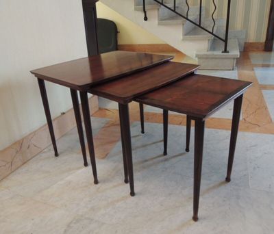 deux tables placées l'une à côté de l'autre sur le sol