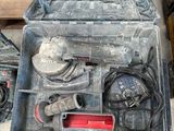 une boîte à outils contenant des outils, posée sur le sol