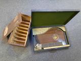 une boîte en bois contenant un instrument de musique