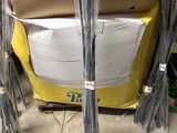 tout un tas de balais posés sur un carton