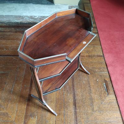 une petite table en bois avec un plateau en verre, posée sur un parquet