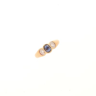 une image d'une bague en diamant et saphir sur fond blanc