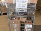 un chariot chargé de cartons et muni d'une pancarte, dans un entrepôt