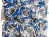 de nombreux rouleaux de ruban adhésif bleu emballés dans des sacs en plastique